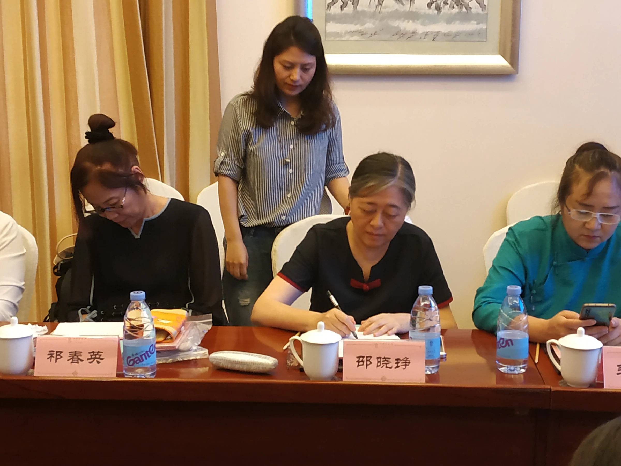 邵晓琤在刺绣作品评审现场